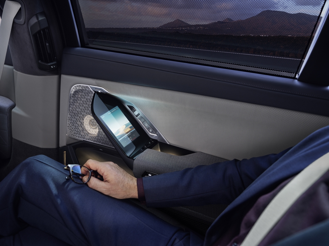 Интеграцияланған сенсорлық экрандары бар артқы есіктер.  